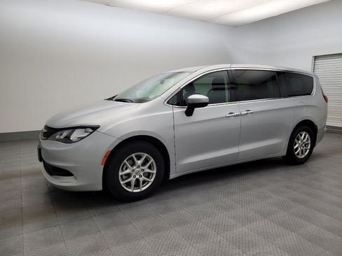 Used 2022 Chrysler Voyager LX FWD image 2