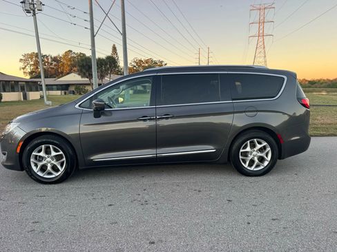 Used 2018 Chrysler Pacifica Touring-L Plus w/ Advanced Safetytec Group image 4
