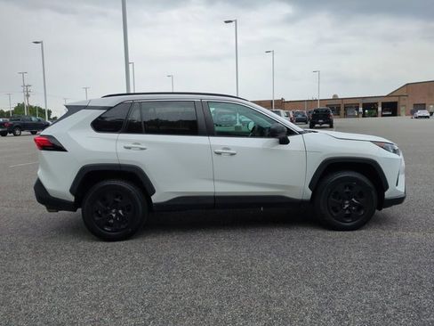 Used 2021 Toyota RAV4 LE FWD image 3