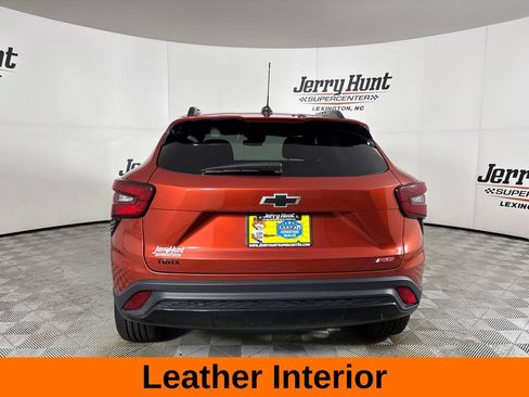 Used 2024 Chevrolet Trax RS w/ Sunroof Package FWD image 7