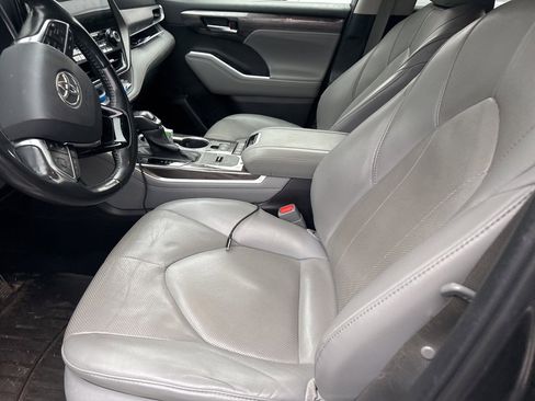 Used 2021 Toyota Highlander Limited image 11