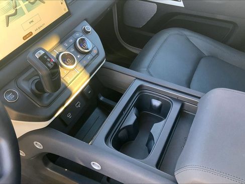 Used 2023 Land Rover Defender 130 S image 16