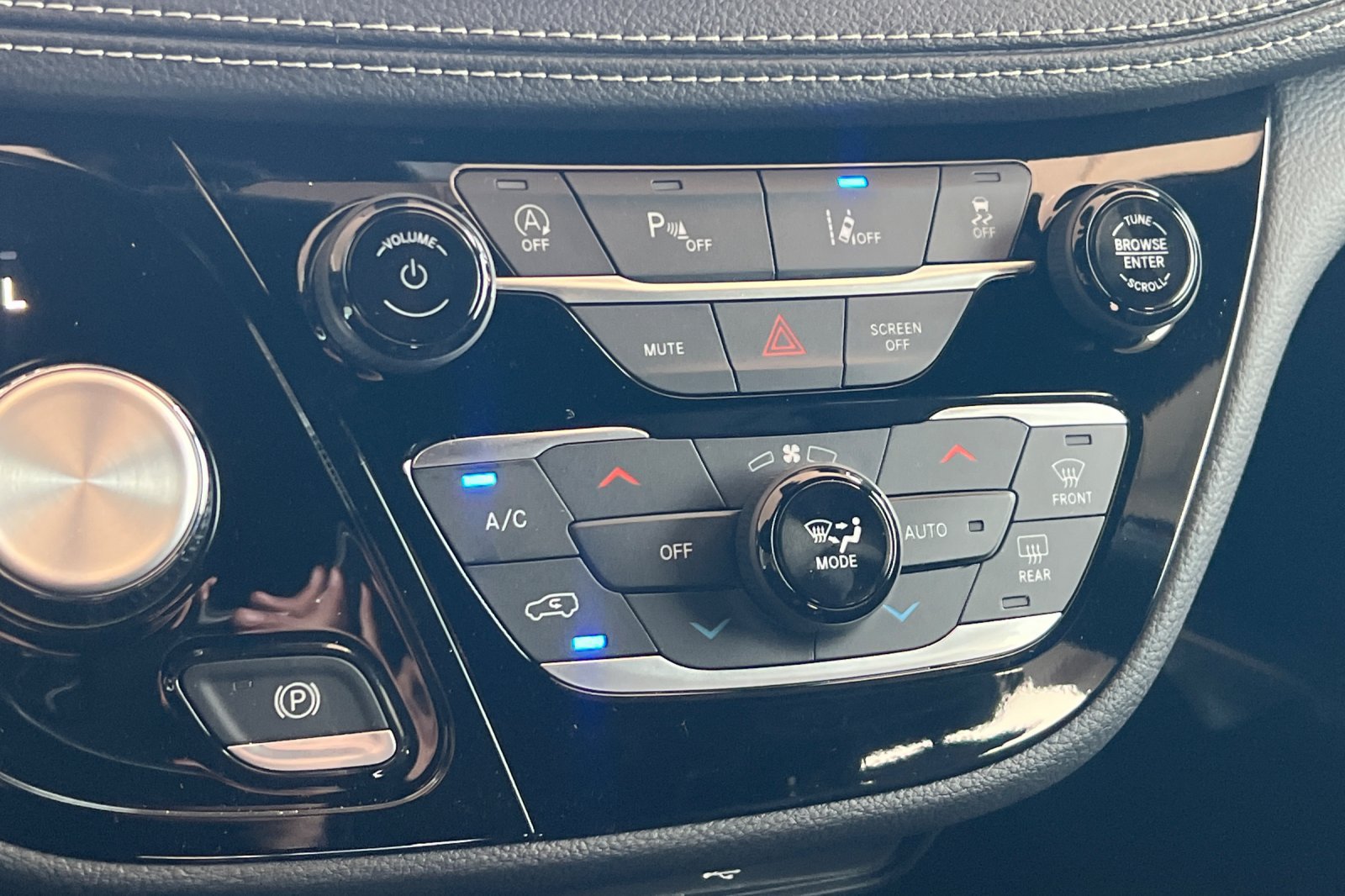 New 2026 Chrysler Pacifica Select AWD/4WD image 24