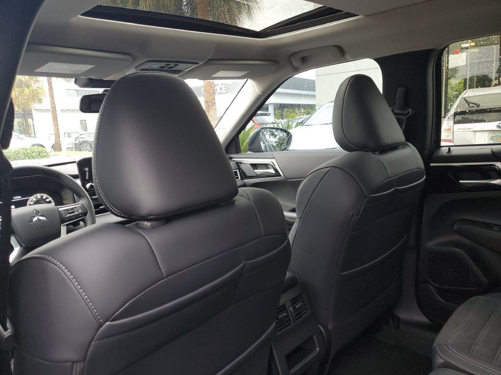 Used 2025 Mitsubishi Outlander SE AWD/4WD image 12