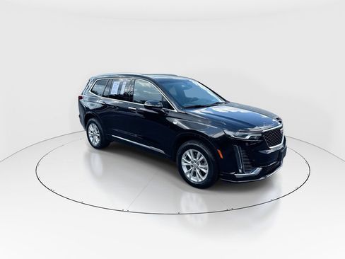 Used 2024 Cadillac XT6 Luxury FWD image 2