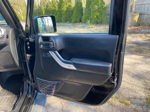 Used 2015 Jeep Wrangler Unlimited Sahara w/ Connectivity Group image 22