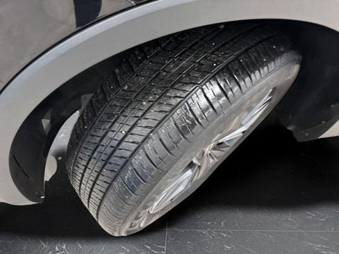 Used 2023 Volkswagen Tiguan SE image 33