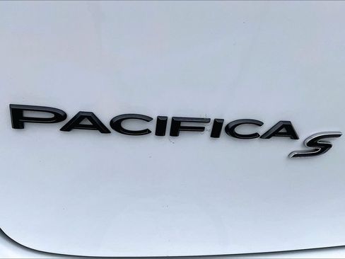 Used 2025 Chrysler Pacifica Limited FWD image 28
