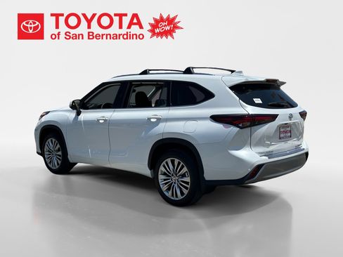New 2025 Toyota Highlander Platinum image 3
