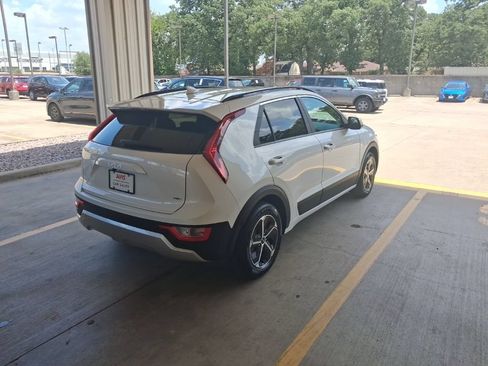 Used 2025 Kia Niro LX FWD image 7