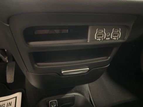 Used 2025 Chrysler Pacifica Select image 29