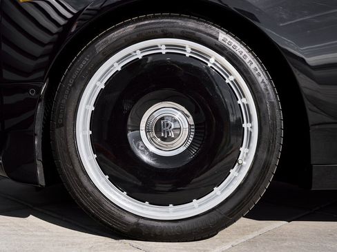 Used 2024 Rolls-Royce Phantom Sedan image 3