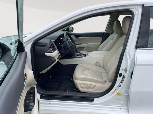 Used 2019 Toyota Camry XLE FWD image 5