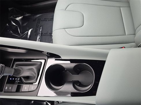 New 2025 Hyundai Elantra Limited image 21