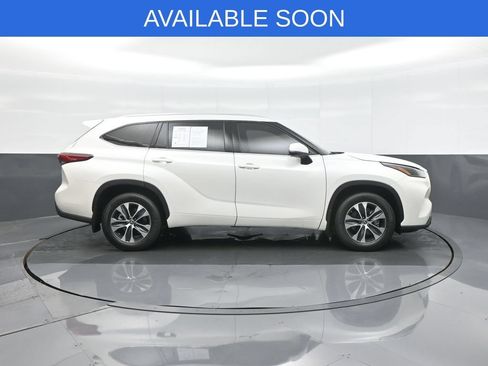 Used 2021 Toyota Highlander XLE AWD/4WD image 8