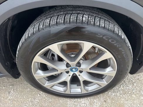 Used 2025 BMW X5 xDrive50e AWD/4WD image 29