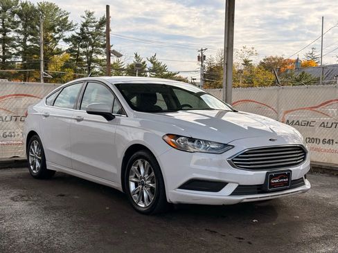 Used 2017 Ford Fusion SE w/ Fusion SE Technology Package image 6