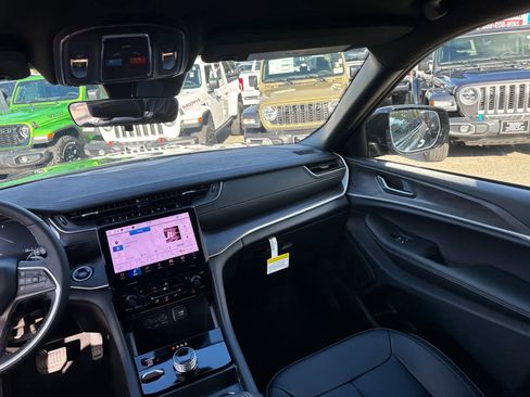 New 2025 Jeep Grand Cherokee Limited w/ Black Appearance Package image 35