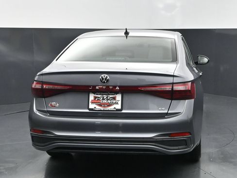 Used 2026 Volkswagen Jetta SE FWD image 5