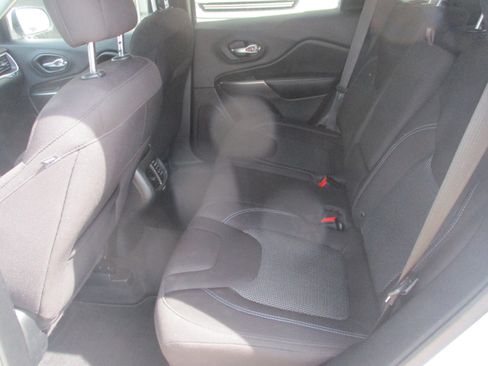 Used 2019 Jeep Cherokee Latitude w/ Popular Appearance Group FWD image 5