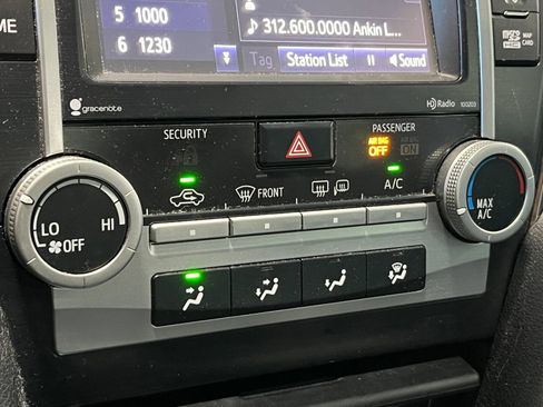 Used 2014 Toyota Camry SE w/ Moonroof Package FWD image 21