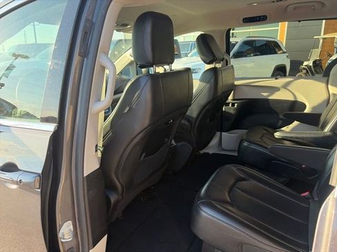 Used 2023 Chrysler Pacifica Touring-L image 19