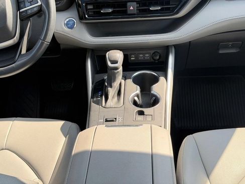 Used 2022 Toyota Highlander XLE AWD/4WD image 15