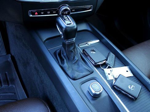 Used 2018 Volvo XC60 T5 Momentum w/ Vision Package image 11