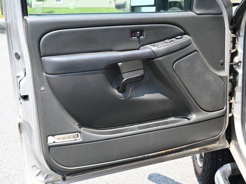 Used 2006 Chevrolet Silverado 2500 LT w/ Skid Plate Package AWD/4WD image 17