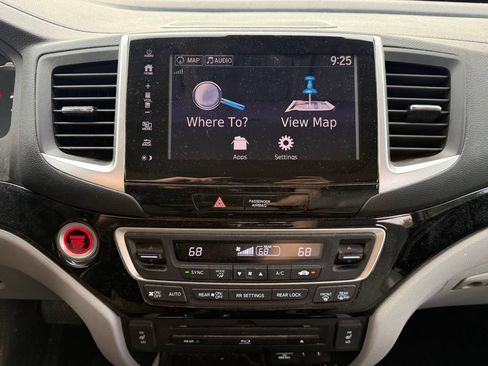 Used 2018 Honda Pilot Touring image 17