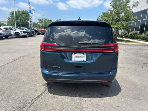 Used 2022 Chrysler Pacifica Touring-L w/ S Appearance Package FWD image 4