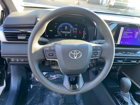 Used 2025 Toyota Camry LE image 28