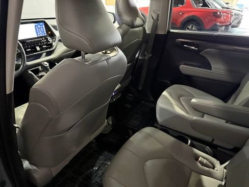 Used 2021 Toyota Highlander Platinum AWD/4WD image 29