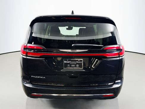 Used 2023 Chrysler Pacifica Touring-L image 6