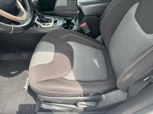 Used 2018 Jeep Cherokee Latitude w/ Altitude Package FWD image 12