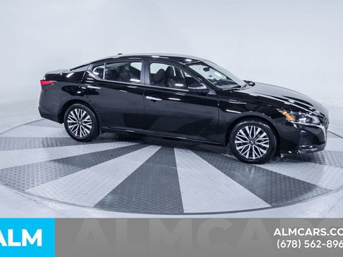 Used 2025 Nissan Altima 2.5 SV FWD image 13