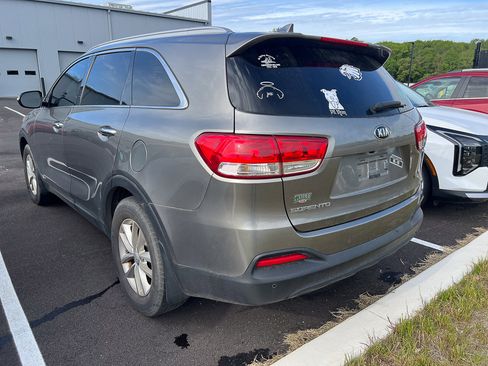 Used 2017 Kia Sorento AWD w/ LX Convenience Package image 3