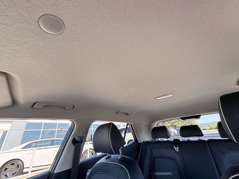Used 2025 Hyundai Venue Limited FWD image 40