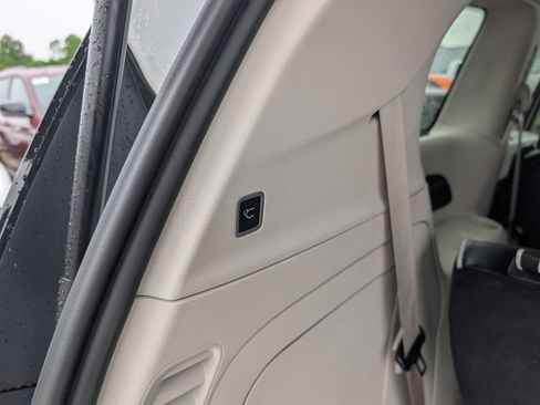 Used 2023 Chrysler Pacifica Limited w/ Uconnect Theater Family Group FWD image 15