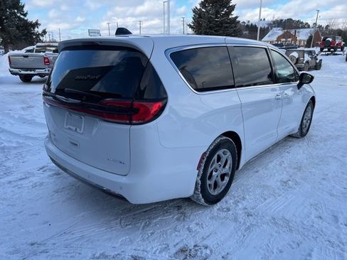 Certified 2024 Chrysler Pacifica Limited image 6