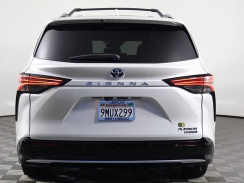 Used 2024 Toyota Sienna Platinum FWD image 5