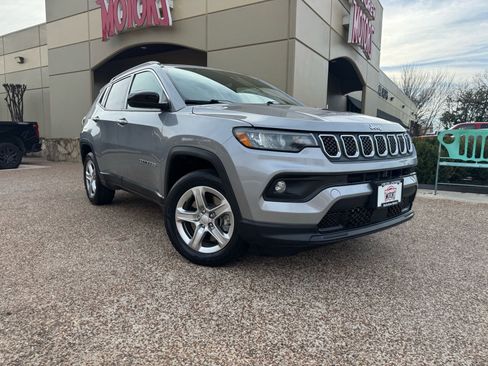 Used 2023 Jeep Compass Latitude image 1