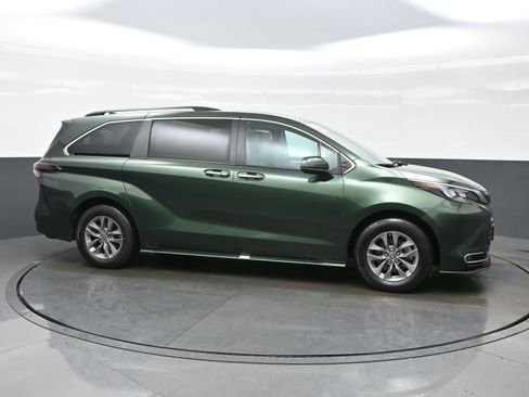 Used 2024 Toyota Sienna XLE image 7