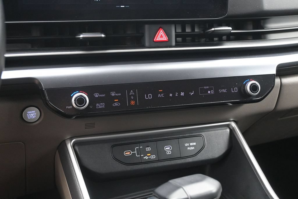 Used 2025 Kia Carnival FWD image 19