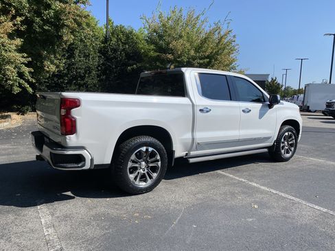 Used 2024 Chevrolet Silverado 1500 High Country w/ Technology Package AWD/4WD image 9