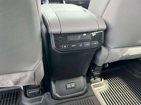 Used 2023 Toyota Highlander XLE AWD/4WD image 28