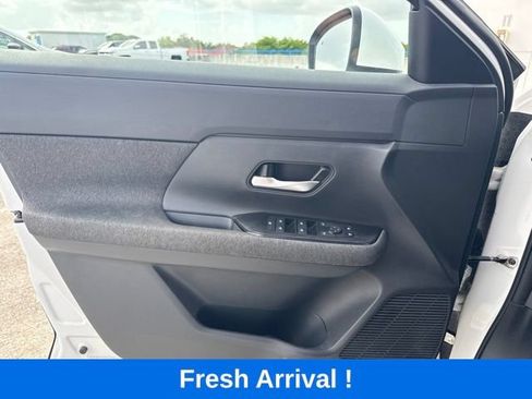 Used 2025 Nissan Kicks SV FWD image 11