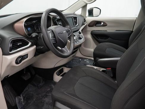 Used 2023 Chrysler Voyager LX image 19