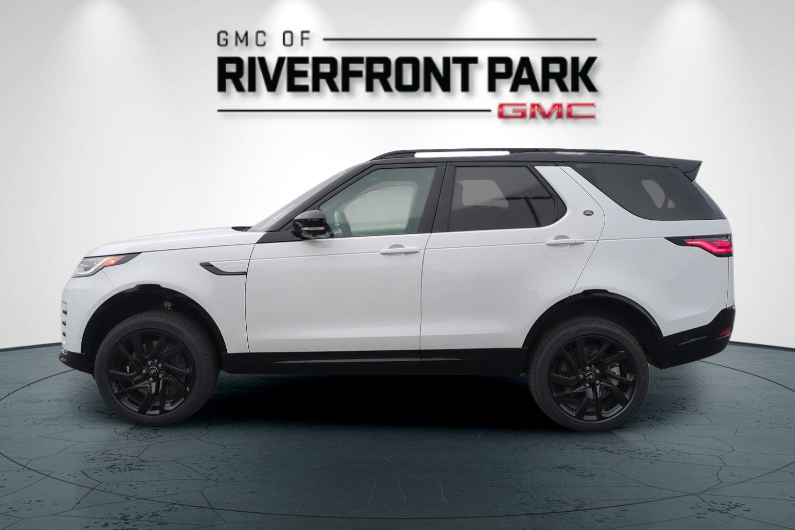 Used 2023 Land Rover Discovery HSE R-Dynamic AWD/4WD image 6