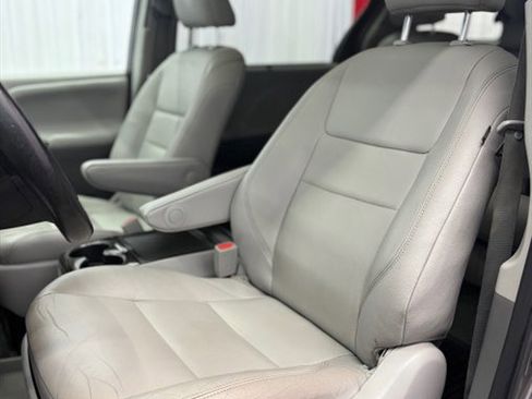Used 2020 Toyota Sienna XLE FWD image 12